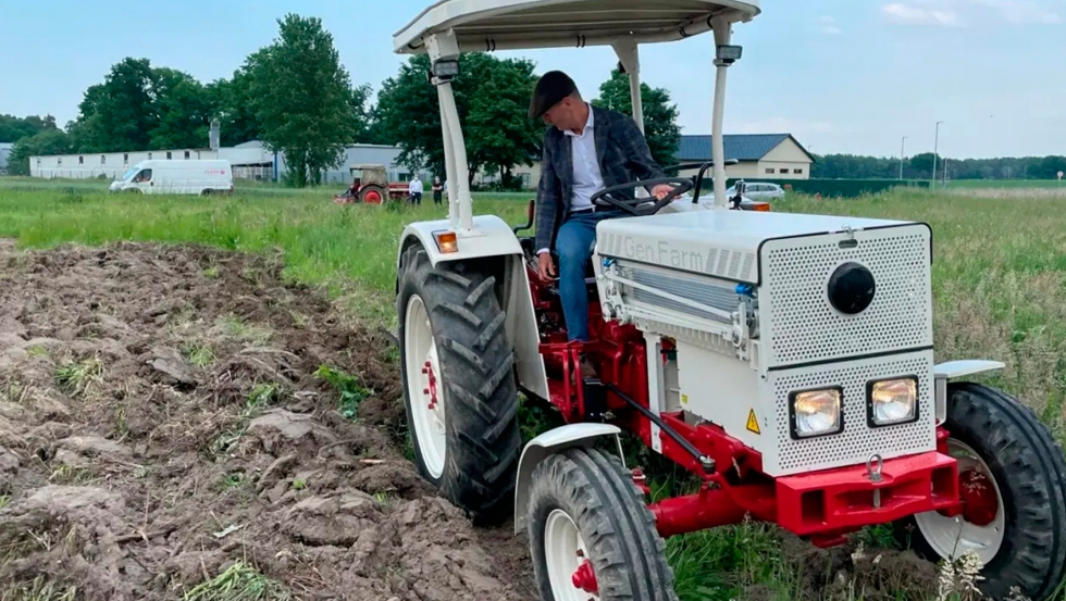 Herbert DIESS, presidente de Wolksvagen, prueba el e-tractor