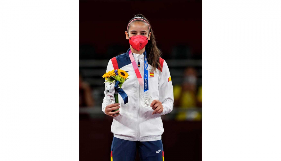 Adriana Cerezo, medalla de plata en Taekwondo, con la equipacin de Premiacin. Foto: COE