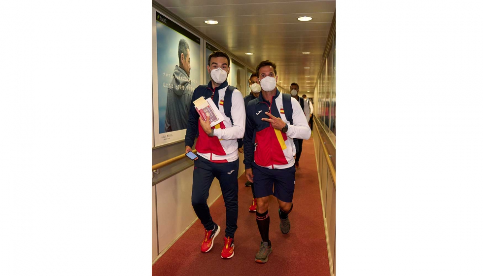 Llegada de los atletas espaoles a Tokio, con la indumentaria para tiempo libre. Foto: COE