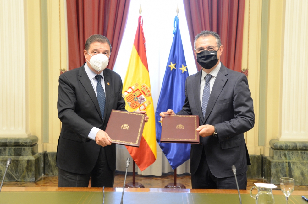 Luis Planas (izq.) y Eduardo Baamonde durante la firma del convenio