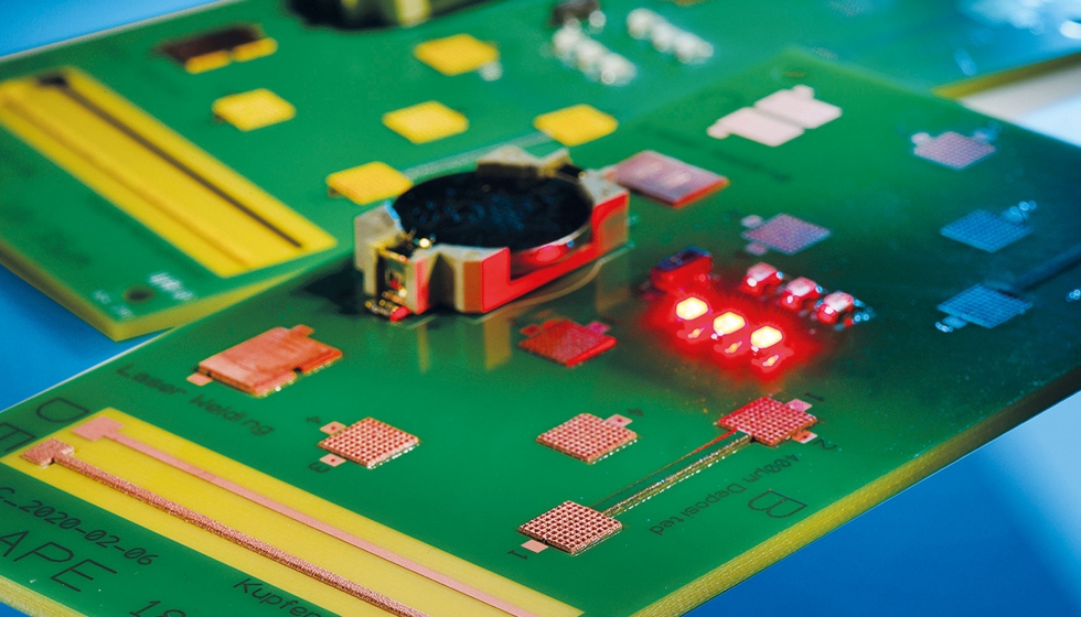 Una placa de circuito hbrida producida como parte del proyecto CLAPE financiado por BMW. Combina varias funciones en un componente...