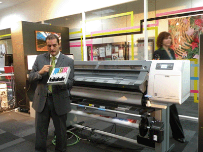 Oscar Vidal, dircetor de negocio de Europa, Oriente Medio y Africa de HP, en una exhibicin de la Designjet L25500 delante de la prensa internacional...