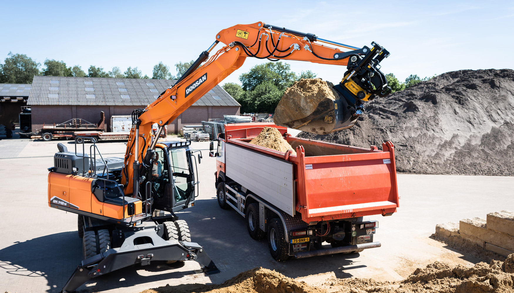 Las excavadoras de ruedas DX140W-7 y DX160W-7 ofrecen la nueva funcin de freno de excavacin automtica