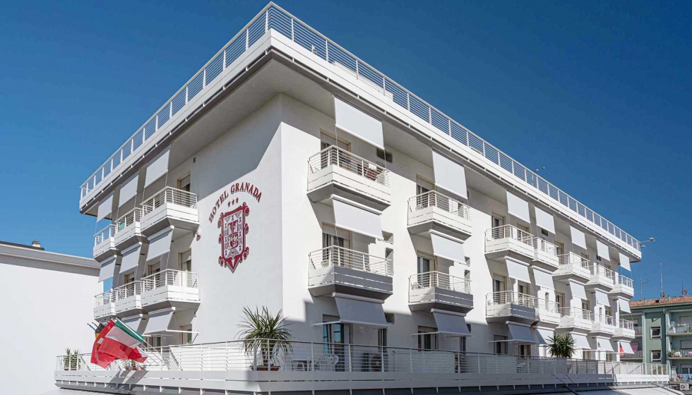 El Hotel Granada, en Jesolo, Venecia, ha confiado en los toldos Screeny, de KE, para renovar las protecciones solares de sus fachadas...