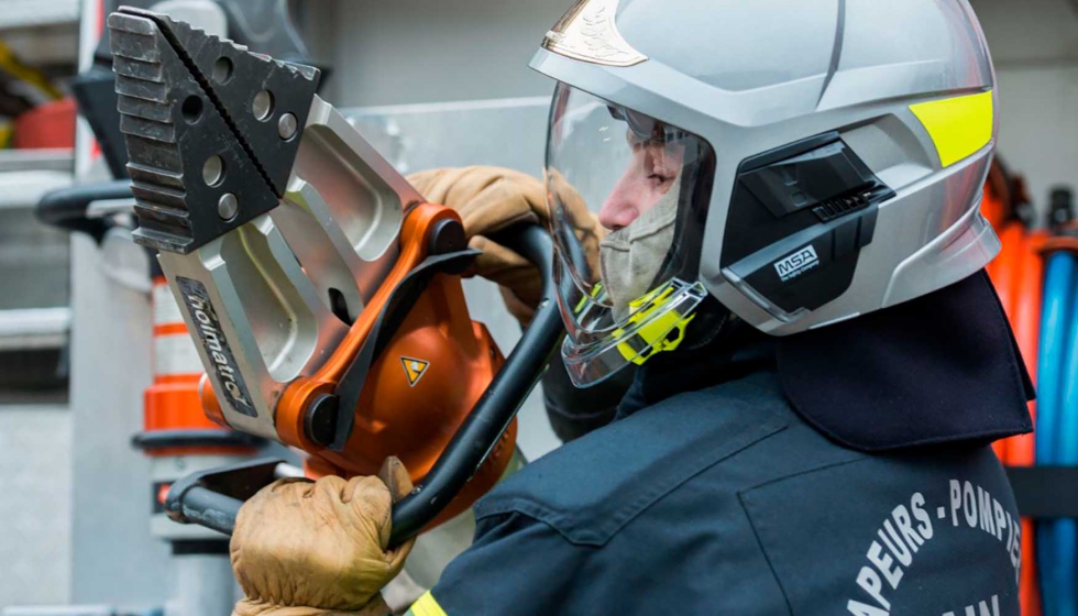 Figura 5: Foto de bombero en accin para realizar un rescate, provisto de casco integral conforme a EN 443, con visor replegable en su interior...
