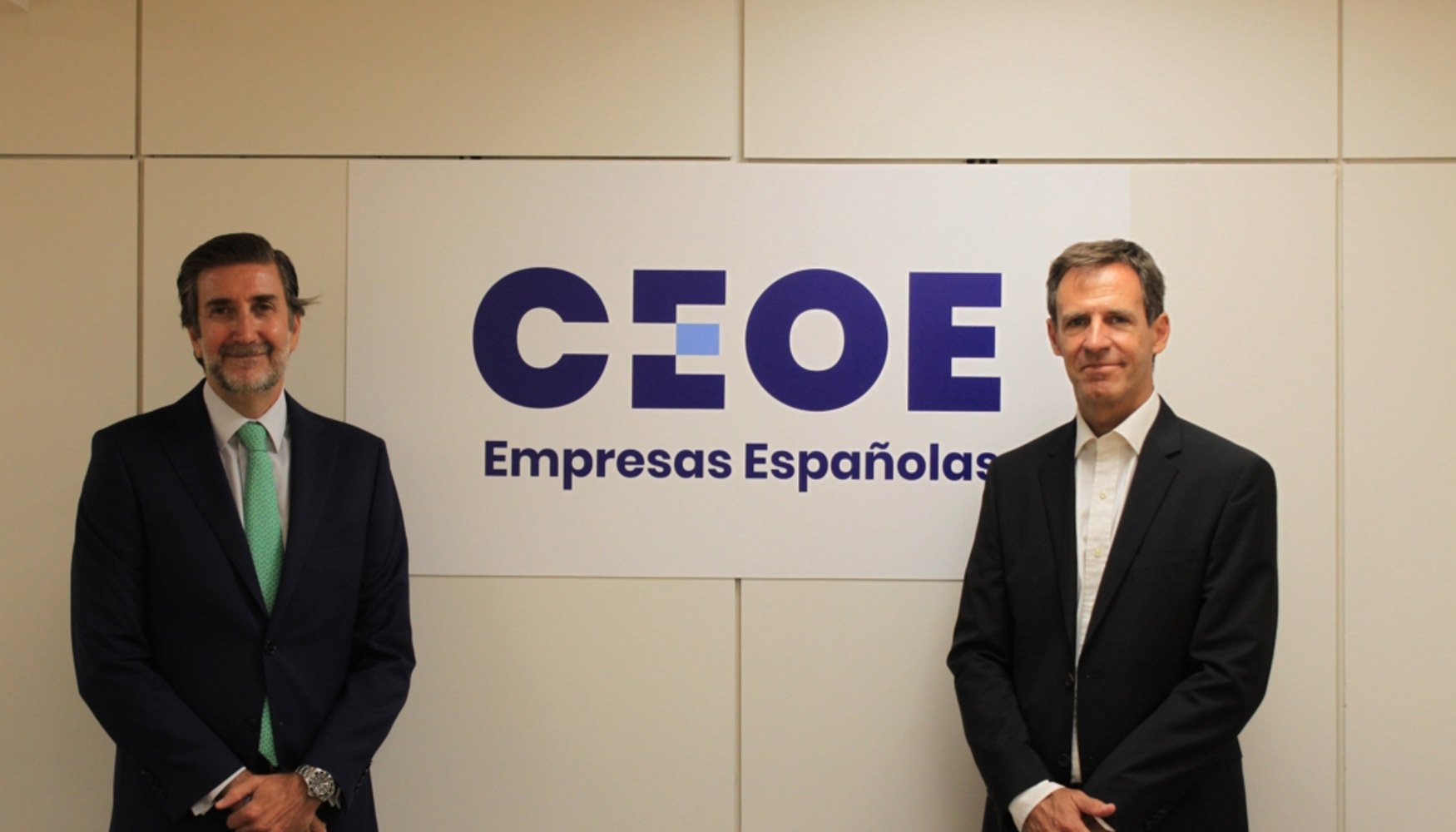 De izquierda a derecha: Javier Caldern, director de Empresas y Organizaciones de la CEOE, y Carlos Peraita, director general de Anefhop...