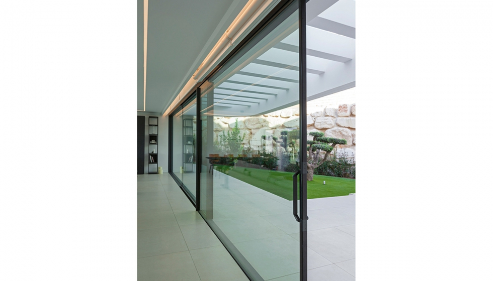 En las puertas correderas minimalistas Hi Finity, de Reynaers, en esta obra en Bergamo de RGB Arquitectos...