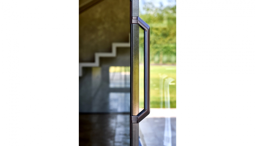 Detalle de la unin entre vidrio y marco, en la que se ha empleado la silicona Sikasil SG 500. Puerta Hi-Finity. RGB Arquitectos. Fotgrafo: Wenzel...