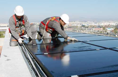 El sector fotovoltaico an tardar varios aos en recuperar los 40.000 puestos de trabajo directos que tena durante el ao 2008...