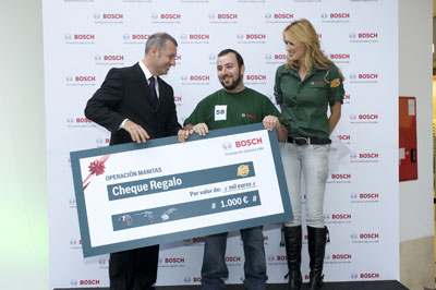 El director de Herramientas Elctricas Bosch para Espaa y Portugal, Paulo Ferreira, entrega los 1.000 euros al ganador del concurso...