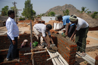 Las familias beneficiarias han participado en la construccin de su vivienda para potenciar el sentimiento de responsabilidad y de propiedad en una...