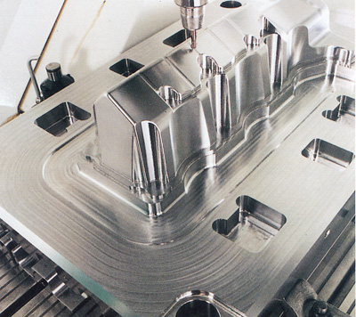 HSC mecanizando la parte inferior de un molde templado de la empresa Burderus