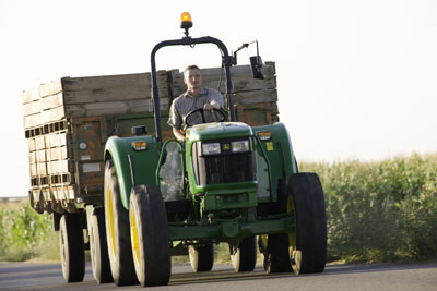 Transporte de carga en un tractor serie 5E, ideal para pequeas ganaderas y explotaciones especializadas