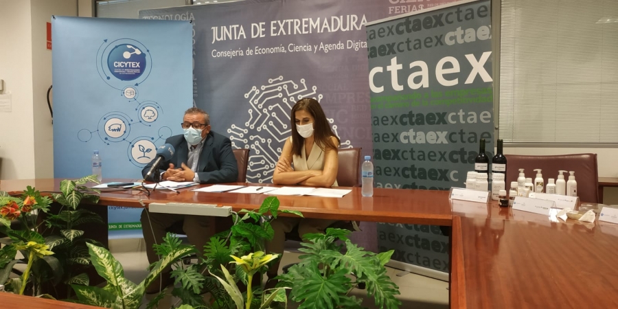 Carmen Gonzlez, directora de CICYTEX, y Jos Luis Llerena, director de CTAEX, durante la firma del convenio de colaboracin...