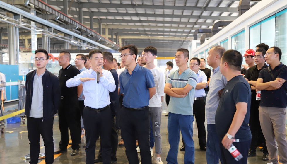 Un instante de la visita de tcnicos de diferentes empresas constructoras a las instalacionesde LandGlass para conocer la lnea de produccin LandVac...
