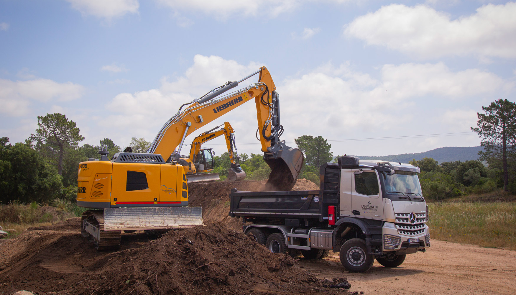 La excavadora R 936 Compact es una solucin excelente para el uso en espacios reducidos, e incluso para la carga de camiones...