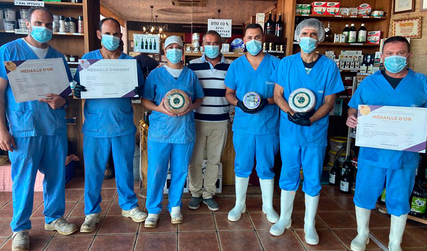 Trabajadores de la queser�a con los galardones obtenidos en Lyon