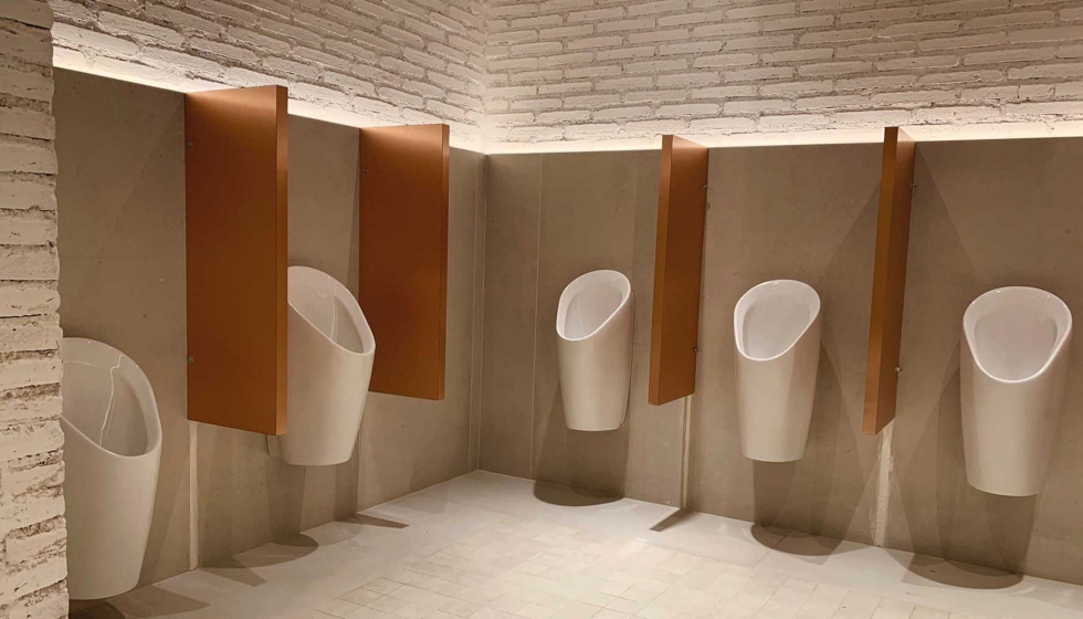 En los baos del Centro Comercial X-Madrid, destaca su elegante diseo y la higiene de los urinarios Geberit Preda Rimfree...