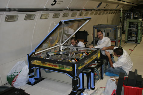 Instalacin del equipo en el Airbus dentro de las instalaciones del Aeropuerto de Burdeos (Francia)...