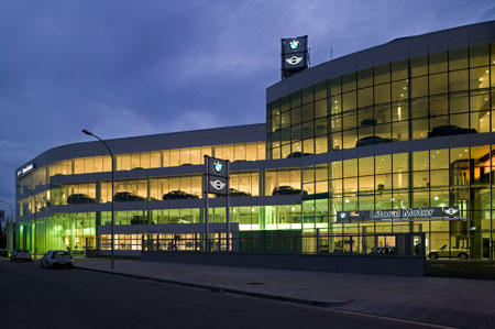 El edificio est formado por cuatro plantas que destacan por la singularidad de sus fachadas