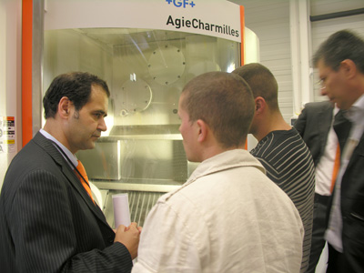 Carlos Gazio (izda.) director de AgieCharmilles, S.A., conversa con clientes espaoles