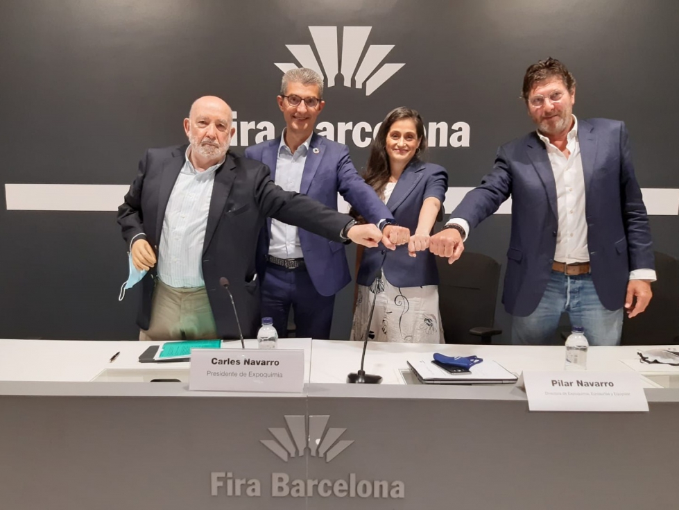 Los presidentes de los tres salones, Giampiero Cortinovis, Carles Navarro y Bernd Roegele junto a Pilar Navarro, directora de Expoquimia...