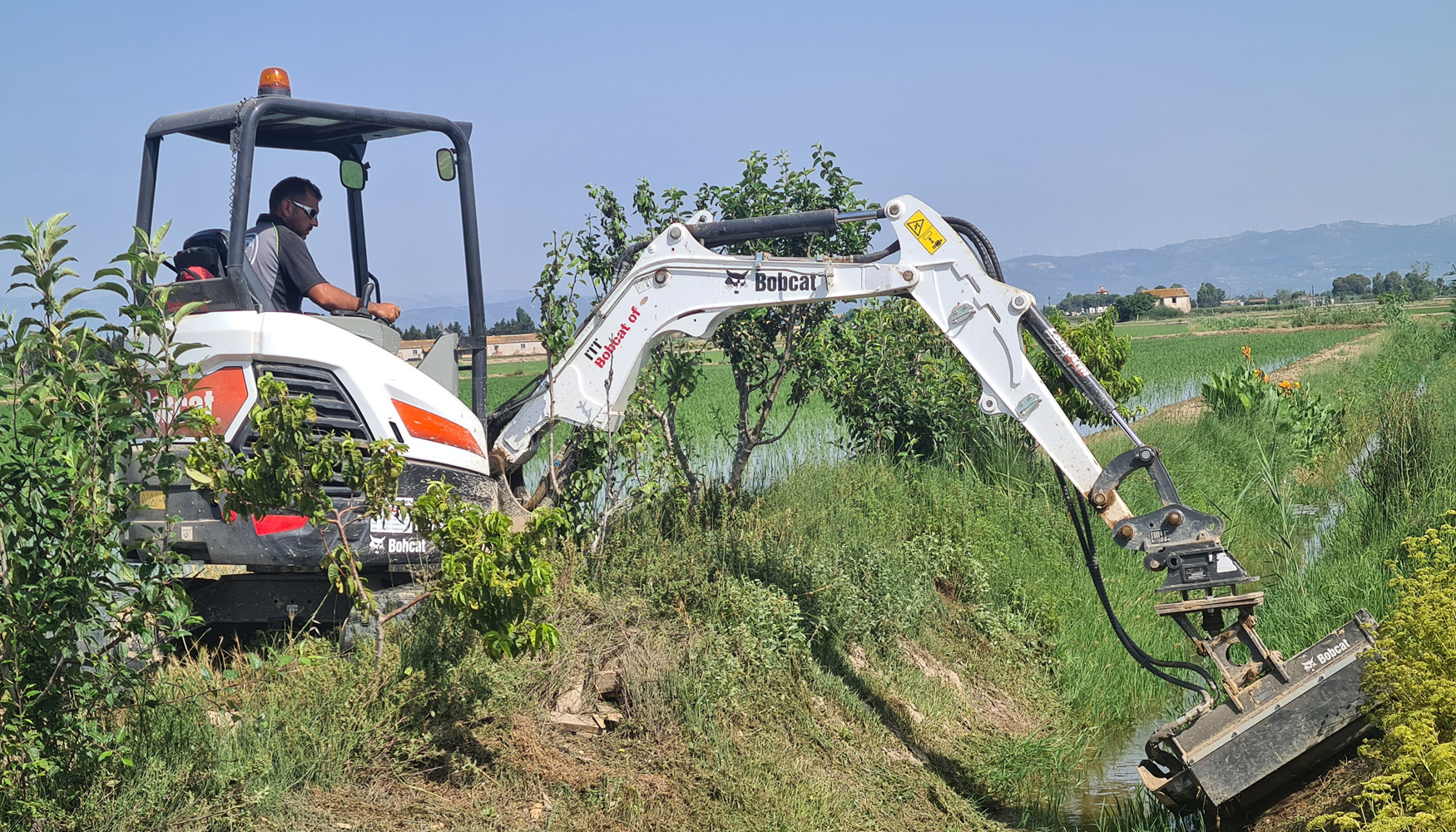 La desbrozadora autoniveladora Bobcat ha sido diseada para cortar vegetacin en terrenos irregulares por donde otras mquinas no logran pasar y est...
