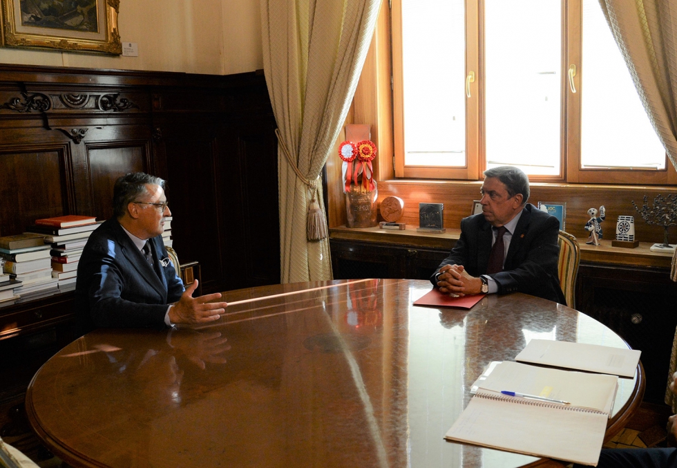 El ministro Luis Planas se rene con el director general de la Organizacin Internacional de la Via y el Vino (OIV)