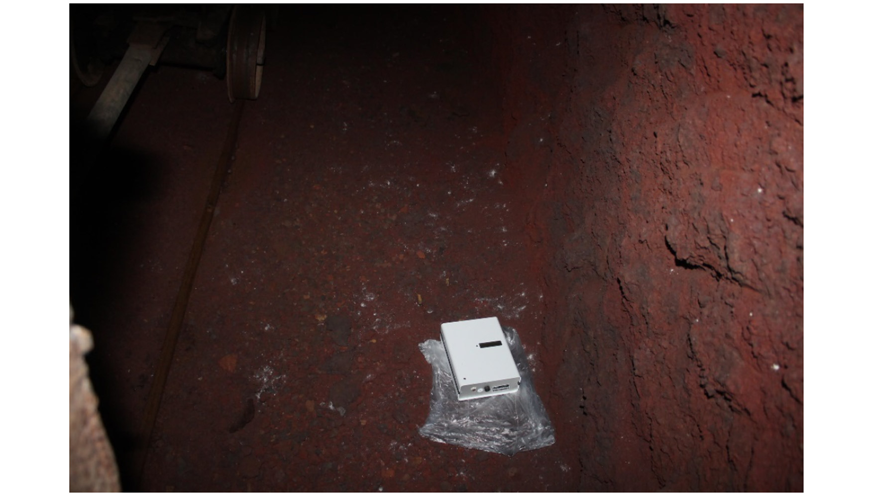 Figura 4. Detector activo colocado en el interior de la galera, durante un periodo de una hora de medida. Fotografa: Juan C. Santamarta...