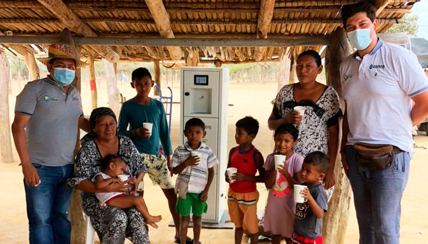 Un generador atmosfrico de agua de Genaq en la Guajira en Colombia sirve agua para una comunidad