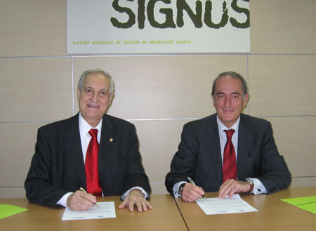 Francesc Faura, presidente de Cetraa, y Jess Mara Nez maz, director general de Signus, en la firma del acuerdo