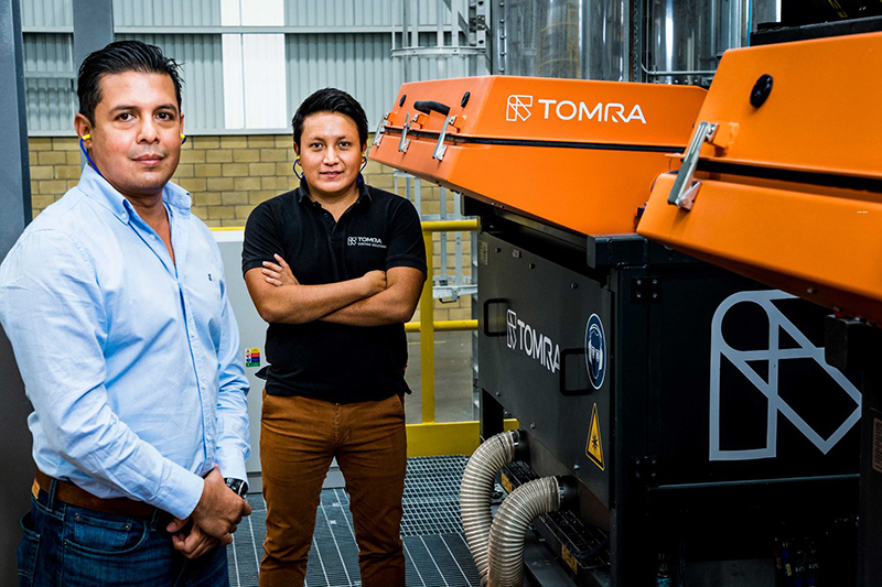 Alejandro Barraza Vzquez, gerente de fbrica da Indorama Ventures EcoMex, e Julio Barrientos, diretor de vendas de reciclagem da Tomra no Mxico...