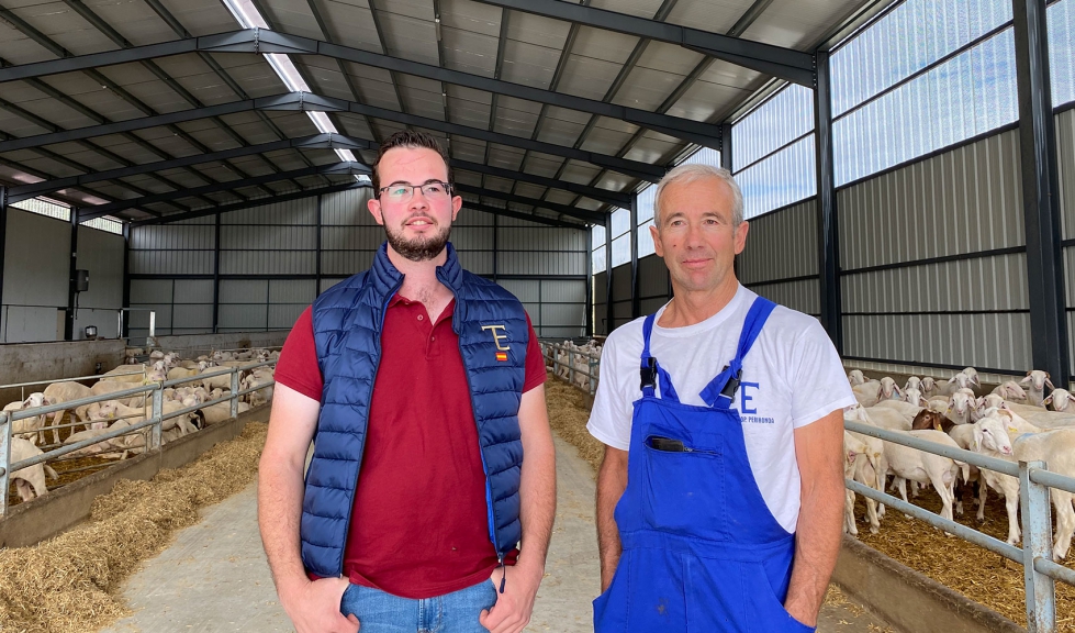 Manuel Tejedor, hijo y padre, en las instalaciones de Bustillo de la Vega (Palencia)