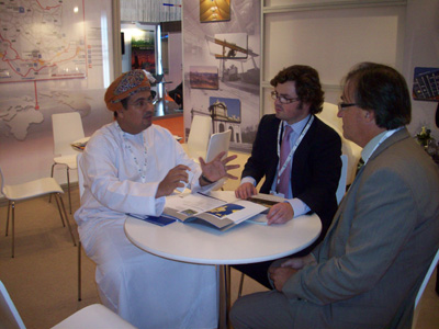 Miguel Janin (centro) y Alejandro Gil (a la derecha) durante uno de los contactos que se mantuvieron en la feria SITL Dubi 2009...