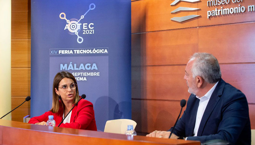 La concejala delegada de Innovacin y Digitalizacin Urbana del Ayuntamiento de Mlaga, Susana Carillo, junto al presidente de Aotec...