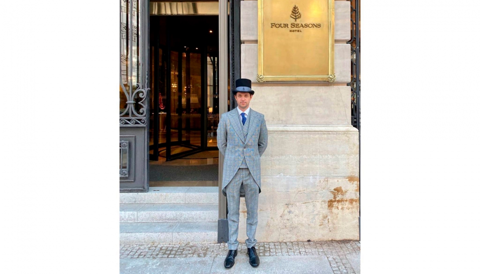 Los empleados del Four Seasons Hotel Madrid reciben a los huspedes con chistera y chaqu de cuadros