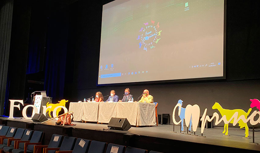 Aranzazu Martn Moya, Francisco Garca Cervilla, Juan Rafael Leal Rubio y Francisco Gngora, durante la inauguracin del XI Foro Nacional del Caprino...