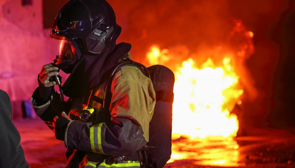 La indumentaria de un bombero ha de cumplir tajantemente con la normativa