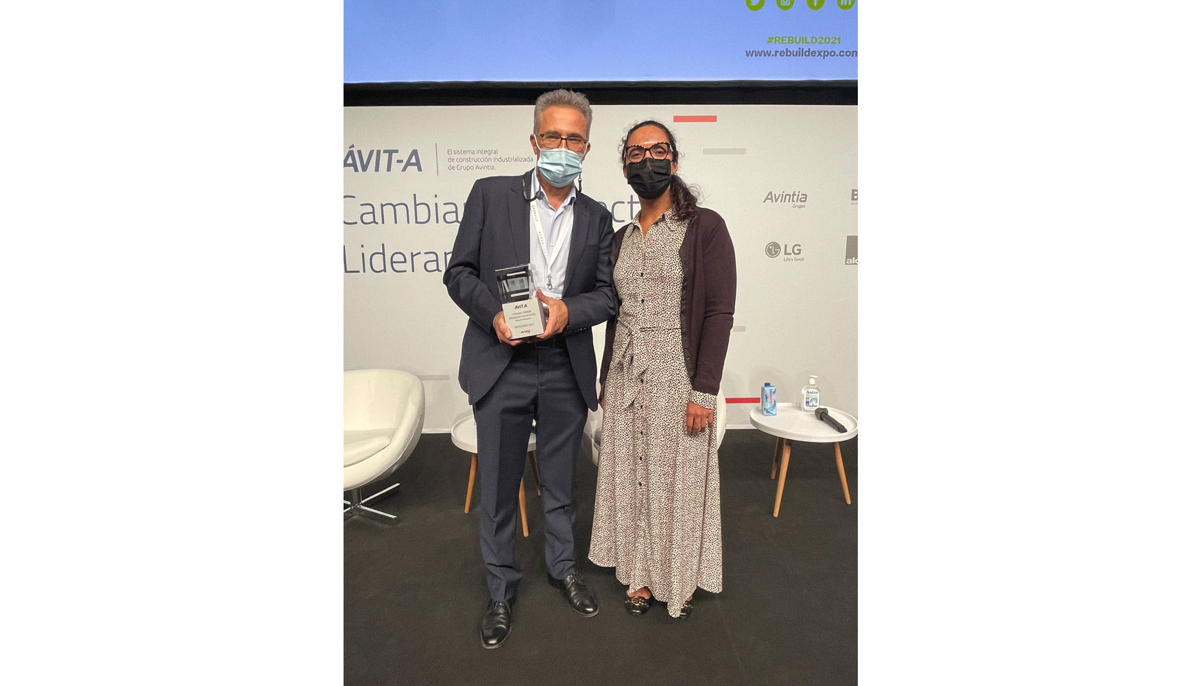 Santos De Paz, director de Interempresas Construccin Industrializada e iArqco, recibe el premio de manos de Diana Carolina Flores...
