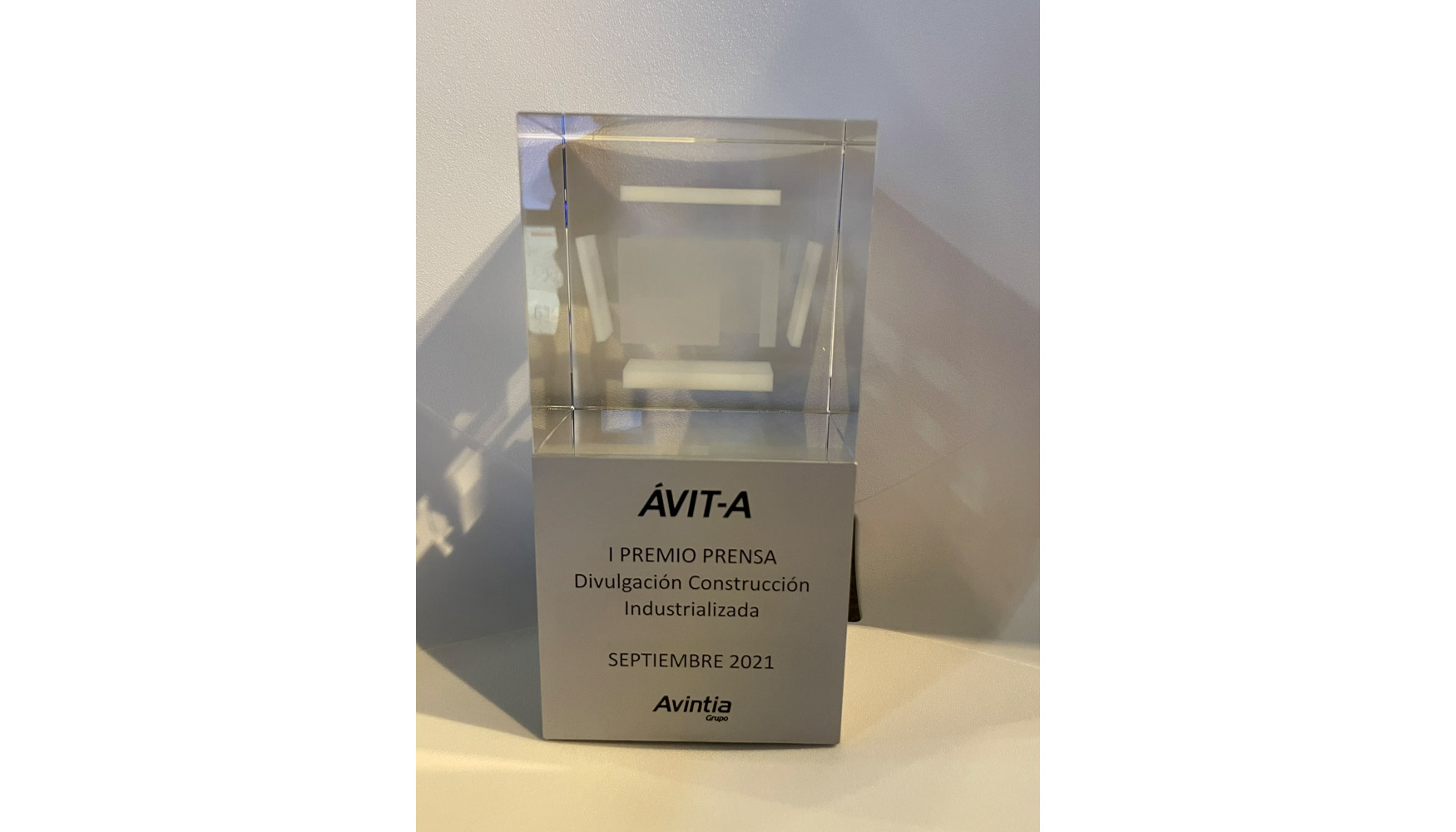 Detalle del premio otorgado por Grupo Avintia a Interempresas