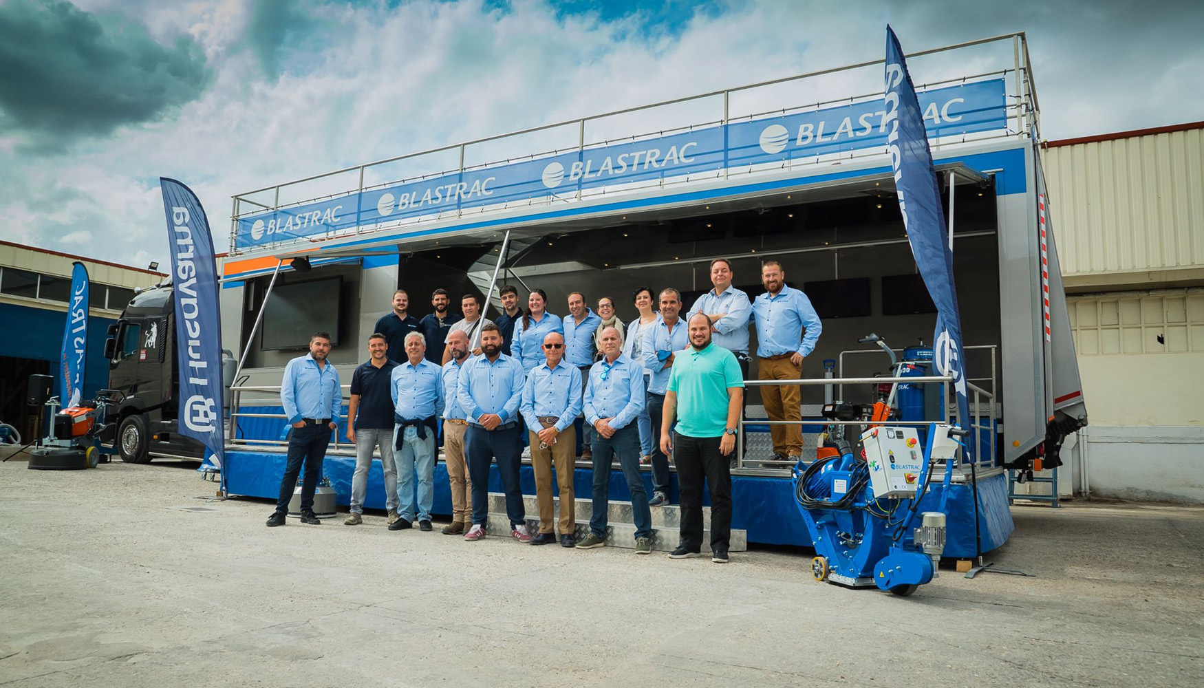 Foto de familia del nuevo equipo de Husqvarna Divisin de Construccin, junto al camin con el que se realizar el 'roadshow'...