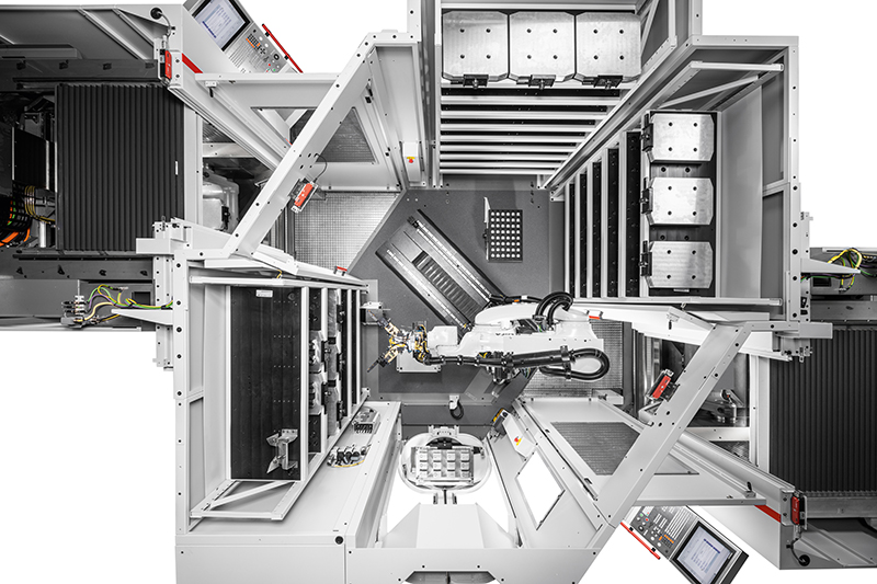Vista de cima do sistema robotizado RS 1 adaptado a dois centros de maquinagem Hermle C 22 U  esquerda e  direita - at trs mdulos de armazm...