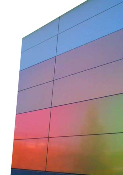 El panel composite Larson Holo de Alucoil cambia de color segn al incidencia de la luz y el ngulo de visin segn lo miremos...