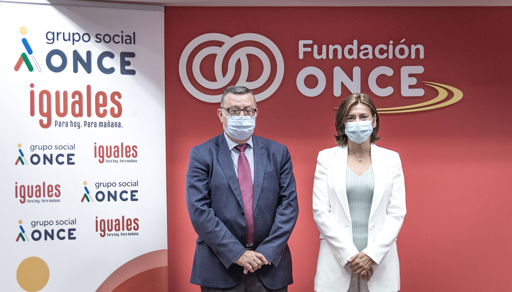 La directora Corporativa de Personas y Organizacin de Repsol, Carmen Muoz, y el director general de Fundacin ONCE, Jos Luis Martnez Donoso...