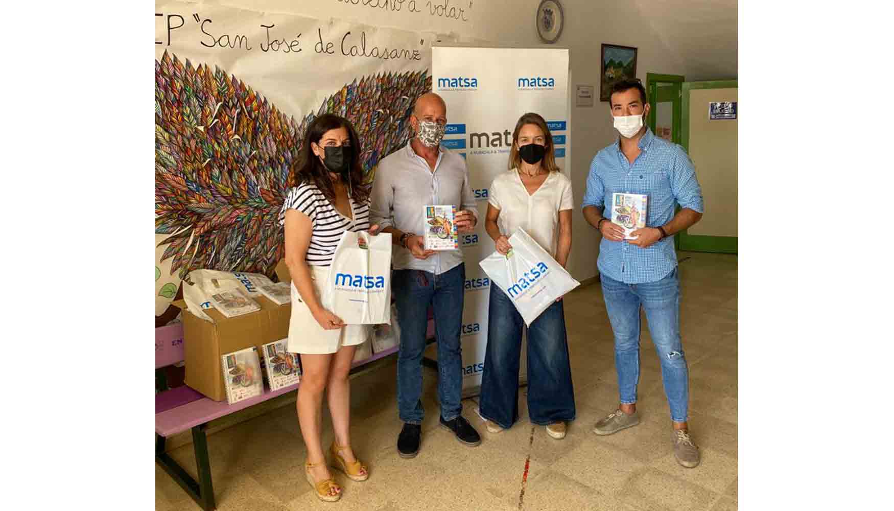 Entrega de lotes de material escolar dentro del programa 'La Caja Mgica'