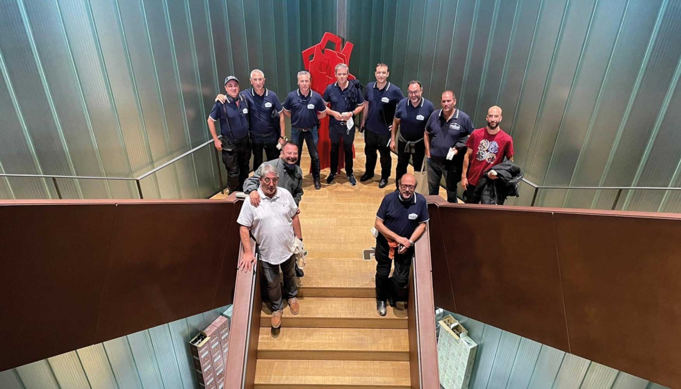 Los miembros de la Ruta durante la visita a las Bodegas Portia