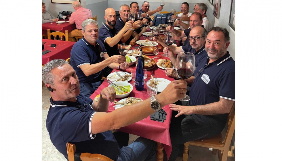 Los miembros de la Ruta del Cerramiento dando buena cuenta de las viandas servidas en la carnicera restaurante de Sacramenia...