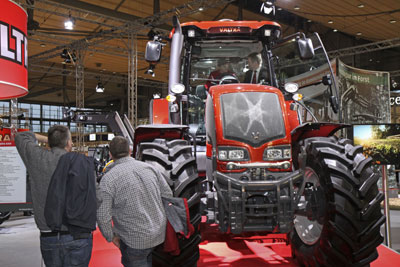 Uno de los tractores Valtra, en el stand de Agritechnica 2009