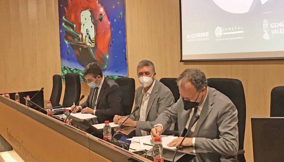 Momento de la firma tras la presentacin oficial del nuevo Centro de Excelencia en Conocimiento del Metal el pasado 5 de octubre en Valencia...