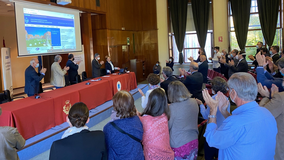 Ovacin cerrada con los asistentes en pie tras la clase magistral de la Prof. Pilar Linares